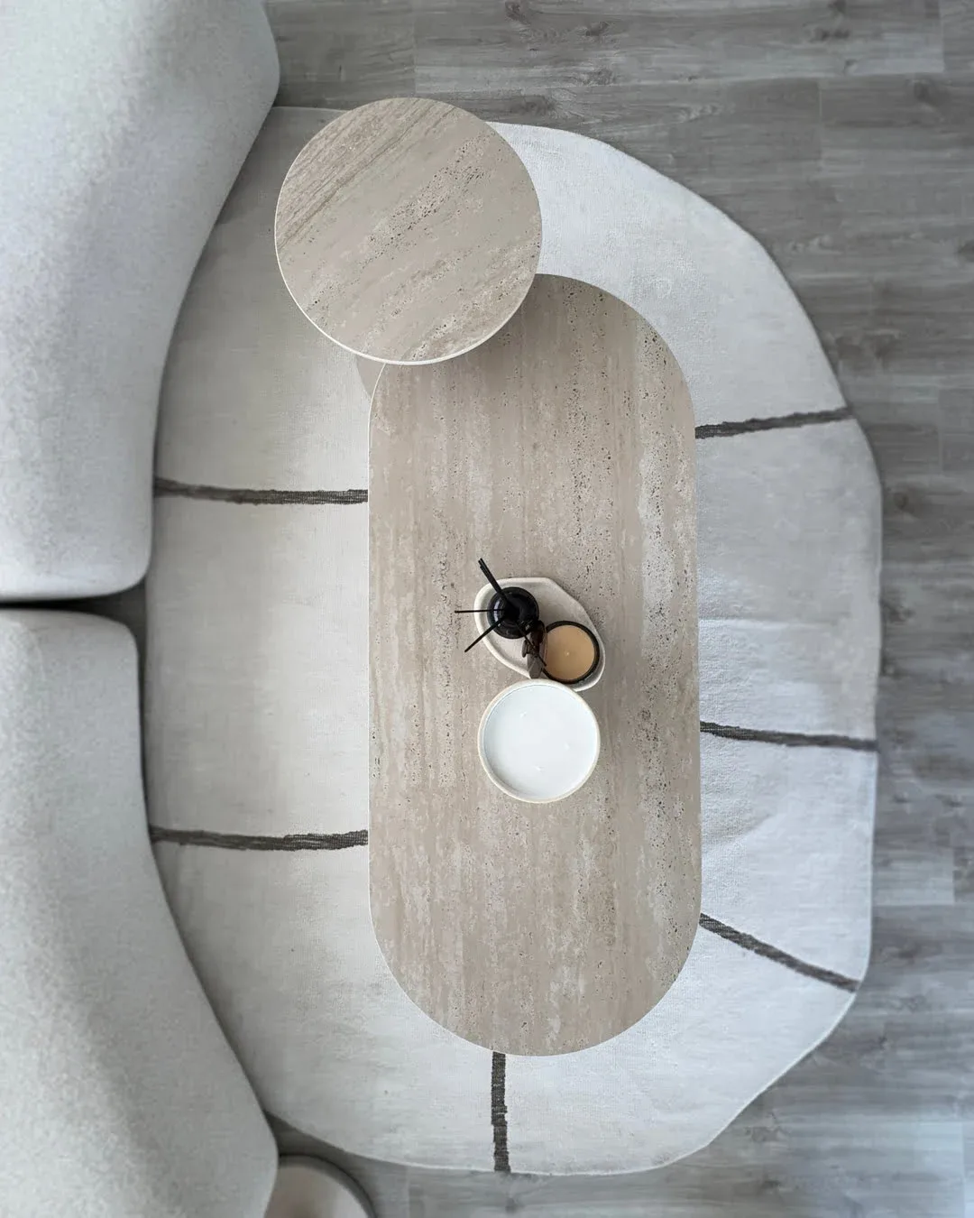 Mesa de centro, en piedra sinterizada, base de madera, diseño organico