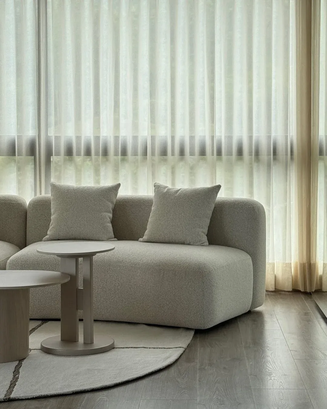 Sala de estar, modular, diseño organico, tapizado para maxima comodidad