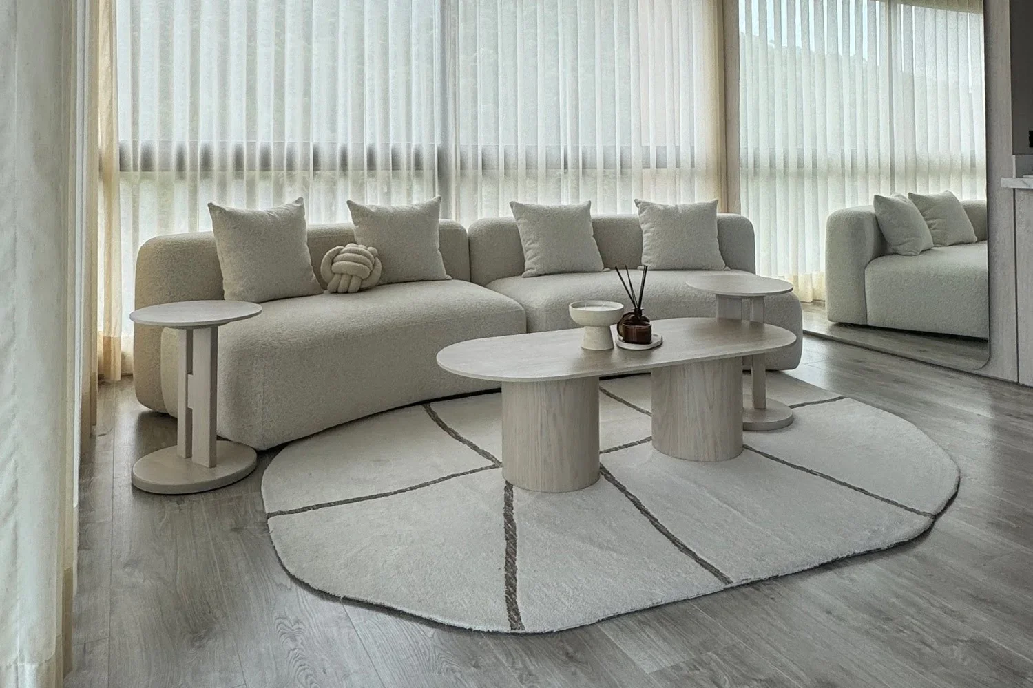Diseño de Interiores Minimalista Moderno con Mobiliario en Tonos Neutros