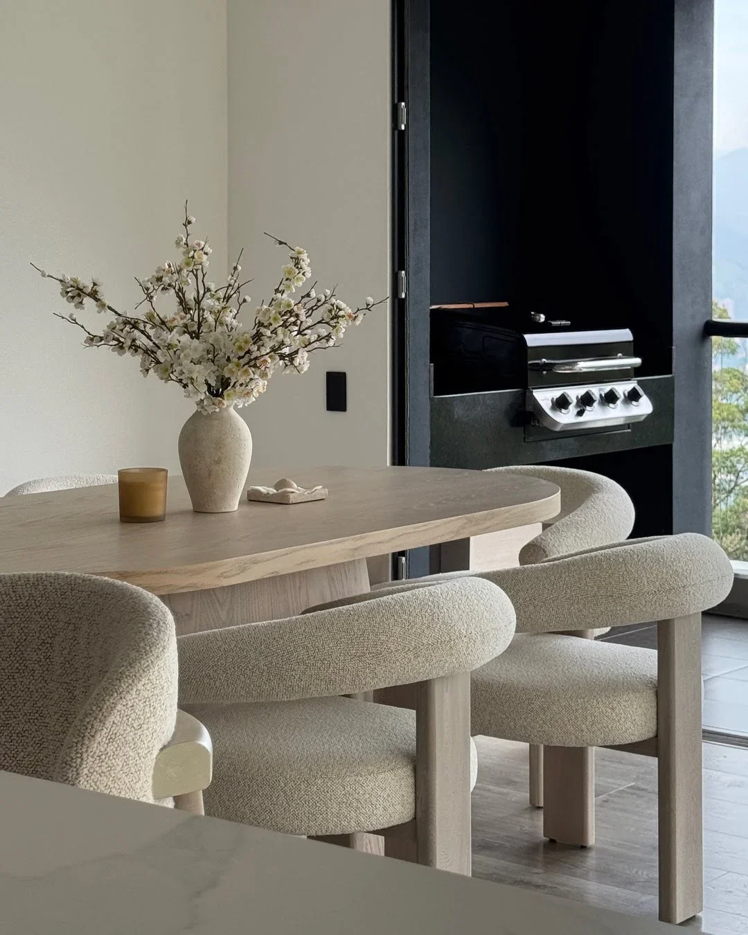 Diseño de Interiores Minimalista Moderno con Mobiliario en Tonos Neutros