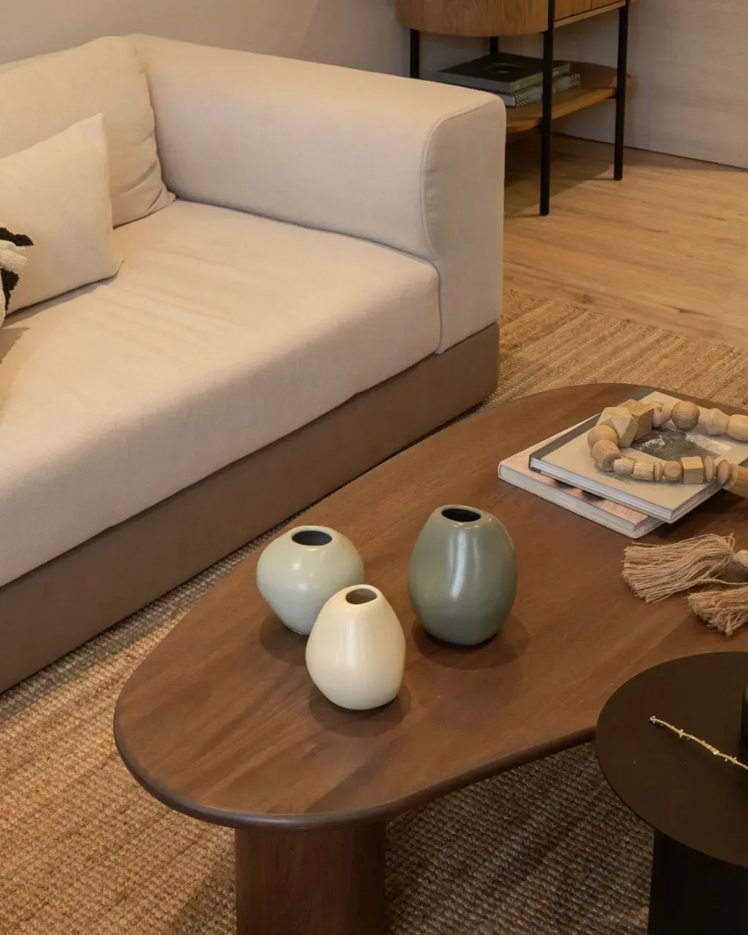 Superficie de madera tratada con veta natural expuesta y bordes redondeados de alta precisión.
