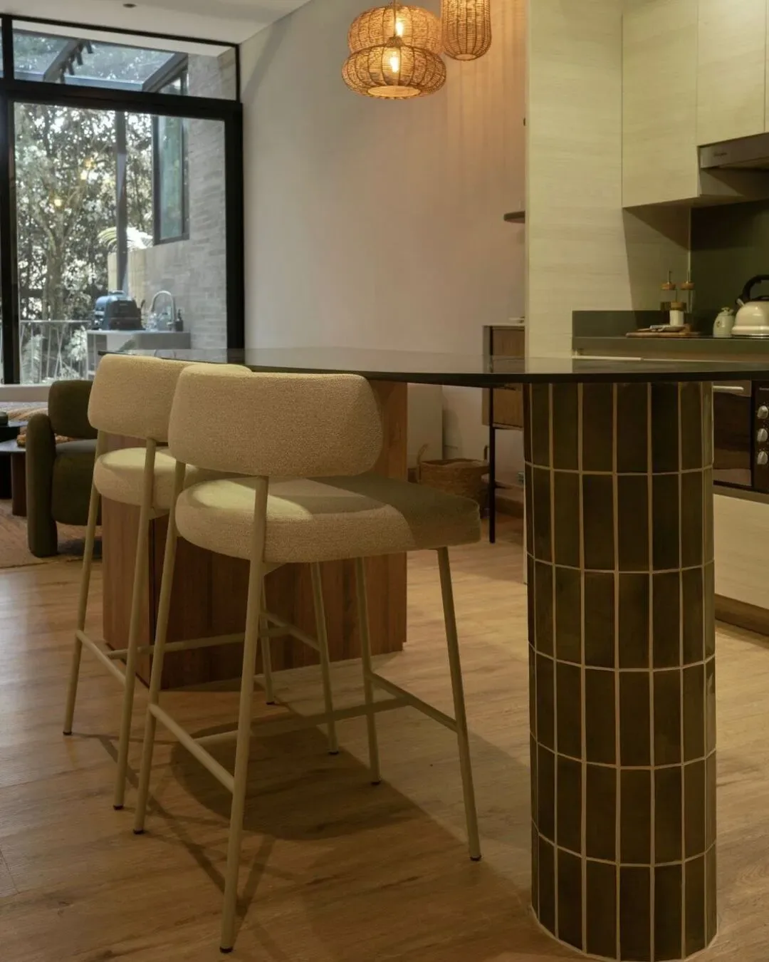 Sillas de barra con estructura de metal electropintado y asientos tapizados sobre barra de gresite.