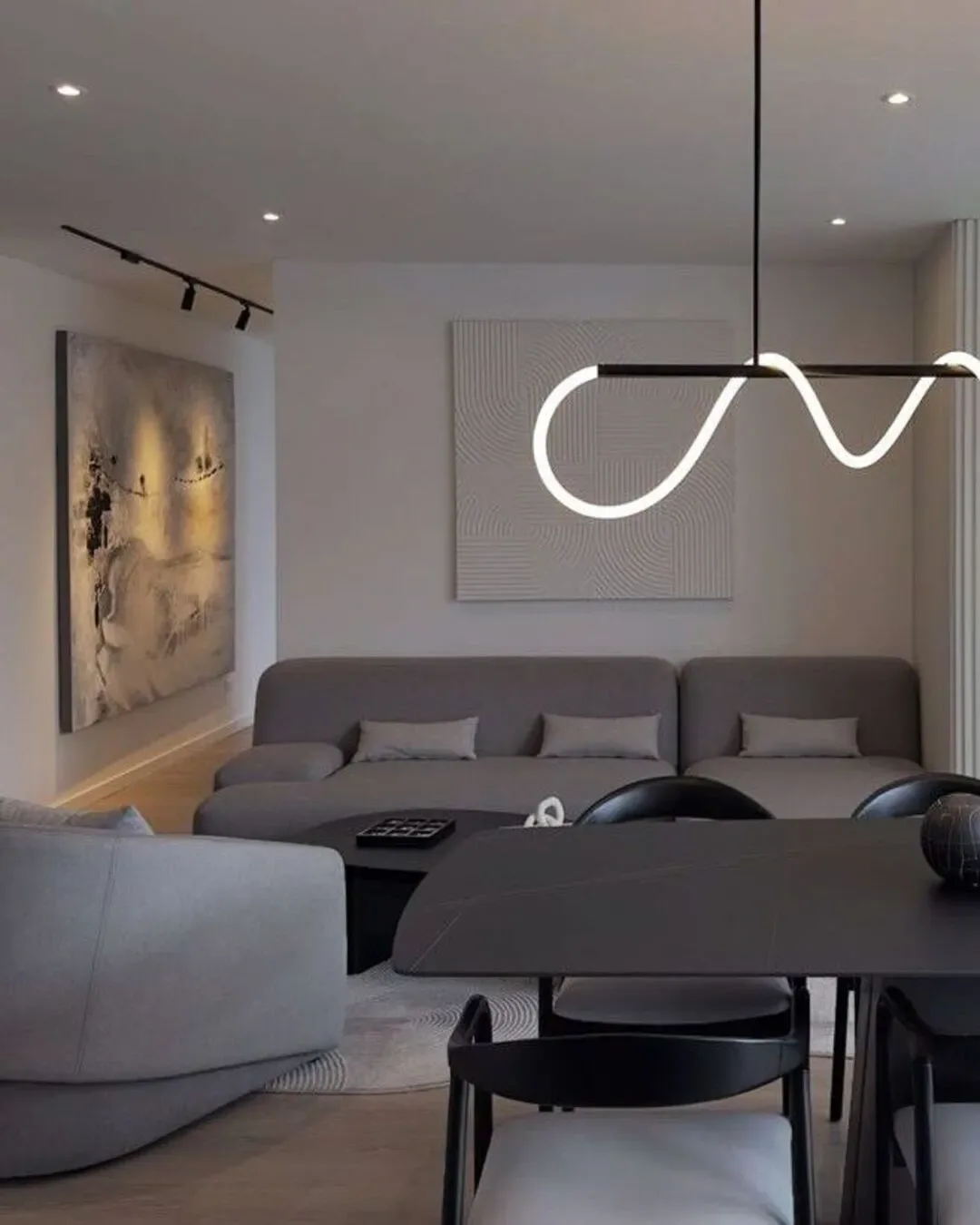 Espacio tipo galería con comedor imponente, sofá modular y arte de carácter sobrio.