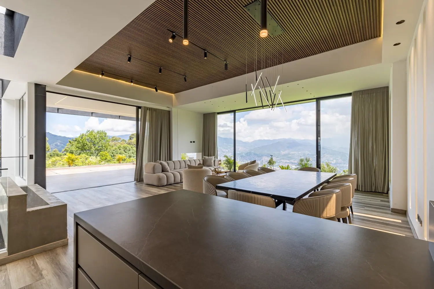 Cocina integral de diseño rústico y moderno en madera